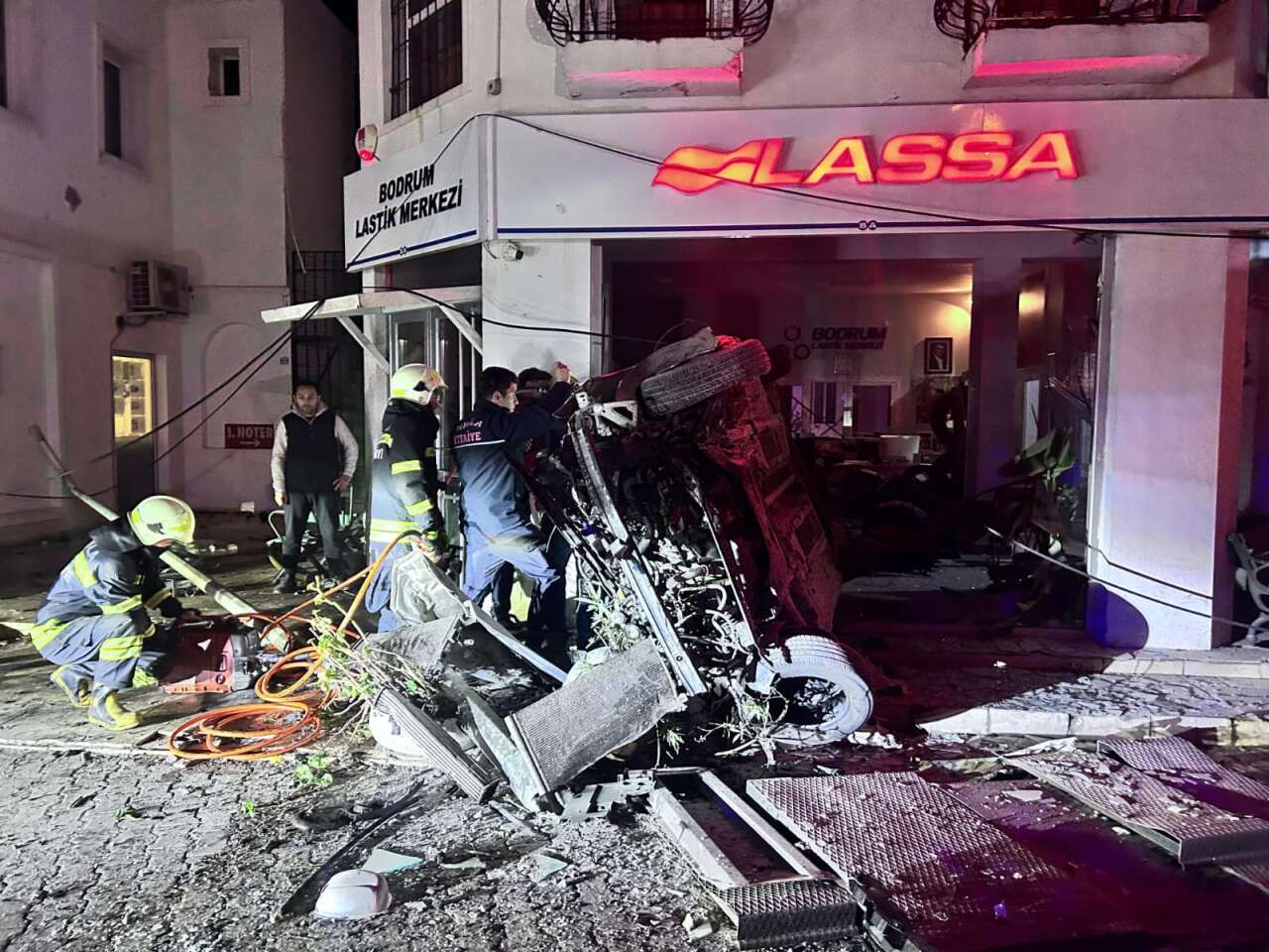 Muğla’da Otomobil Dükkâna Girdi: 3 Kişi Araçta Sıkıştı 2